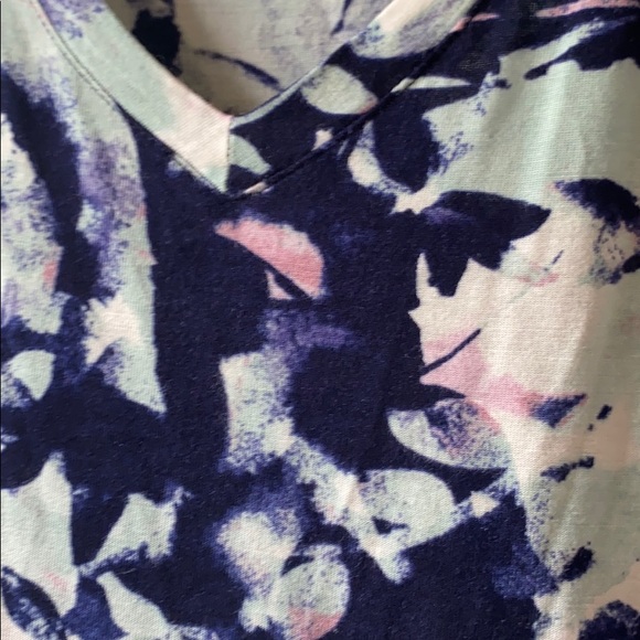 Pretty multi-colored Vera Wang tee shirt - Picture 2 of 3
